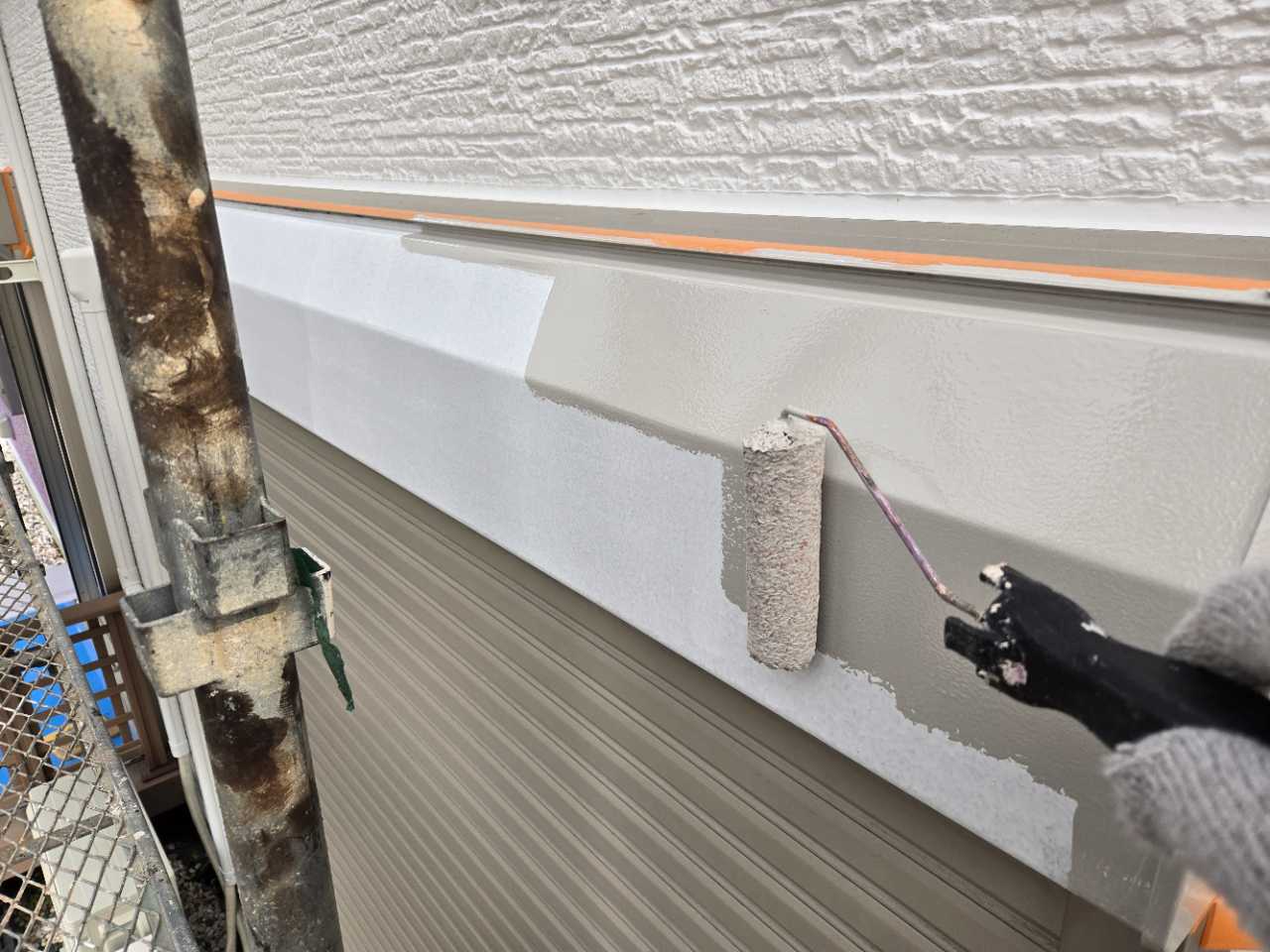 仕上げ塗装1回目です。