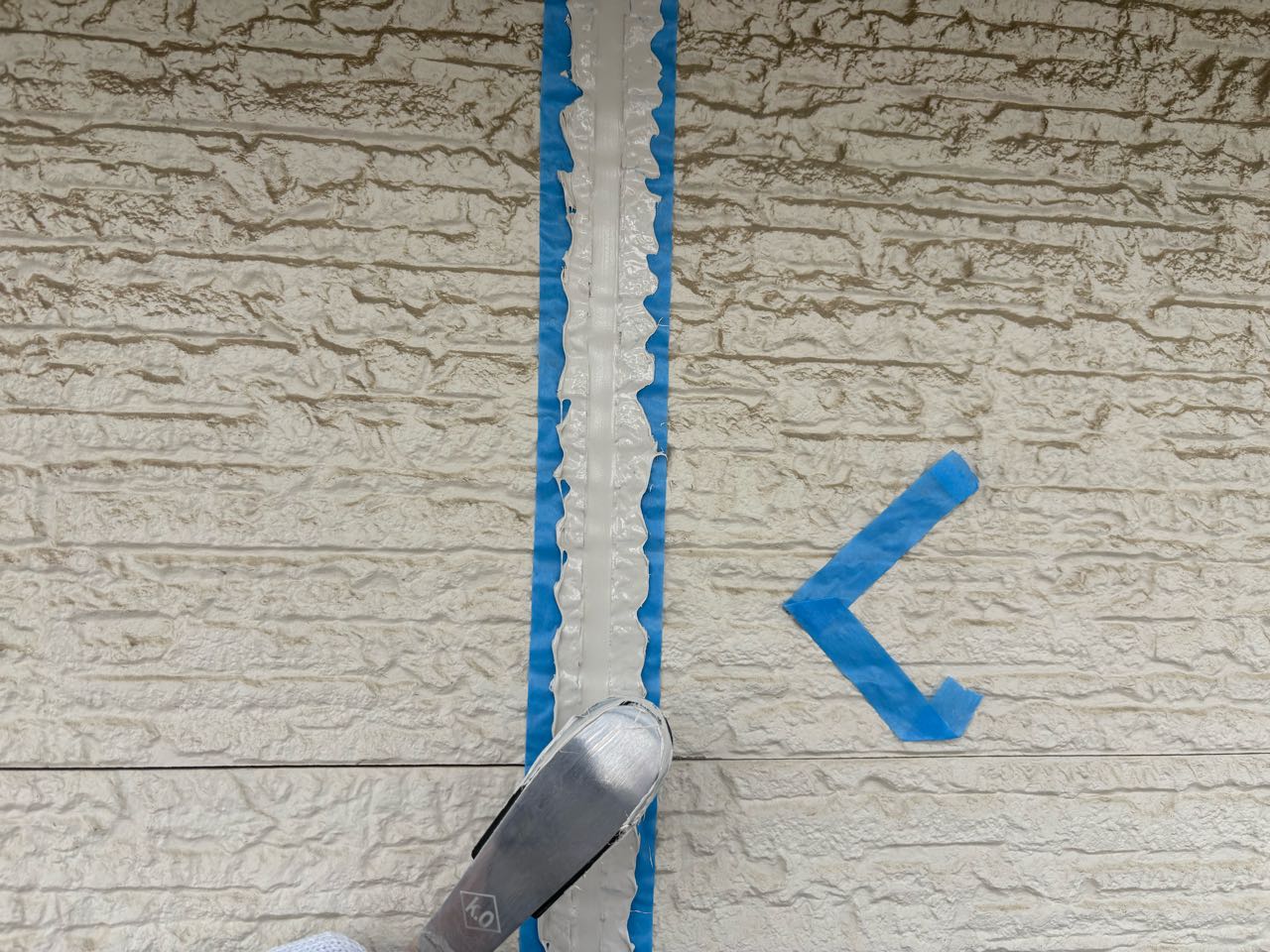 へらで押さえ込みます。