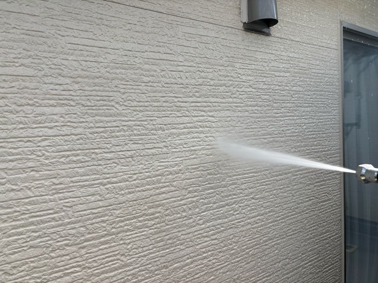 高圧洗浄します。