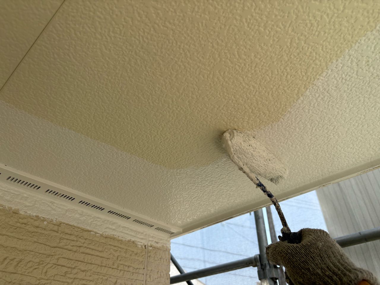 仕上げ塗装1回目です。