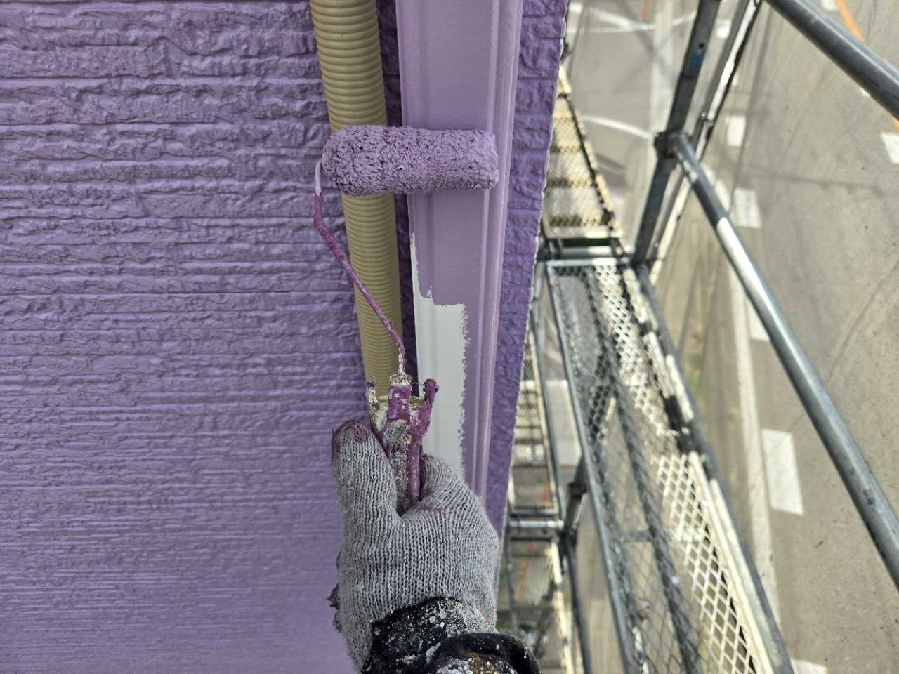 仕上げ塗装1回目です。