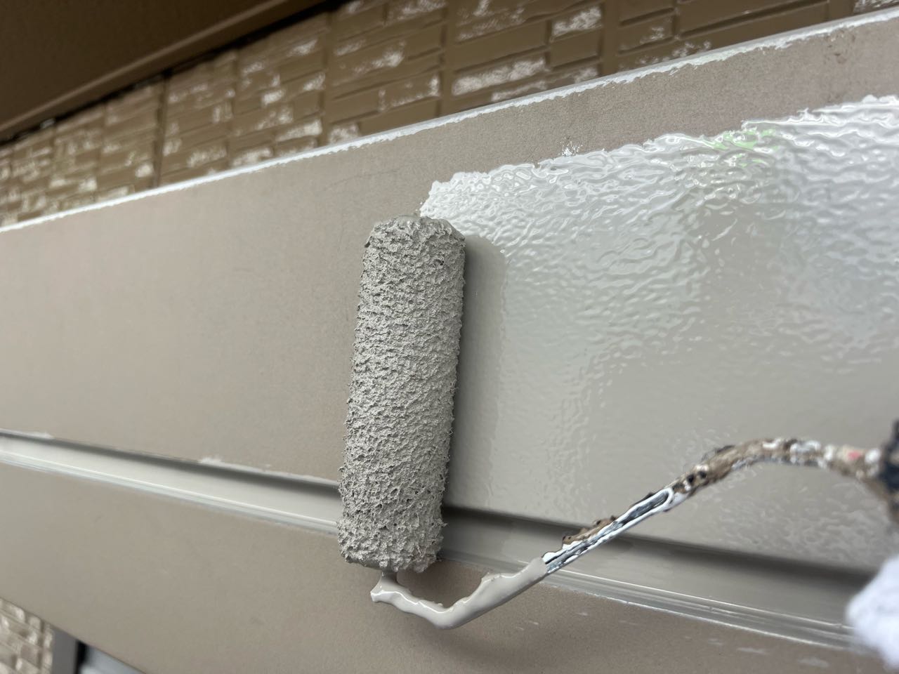 仕上げ塗装1回目です。