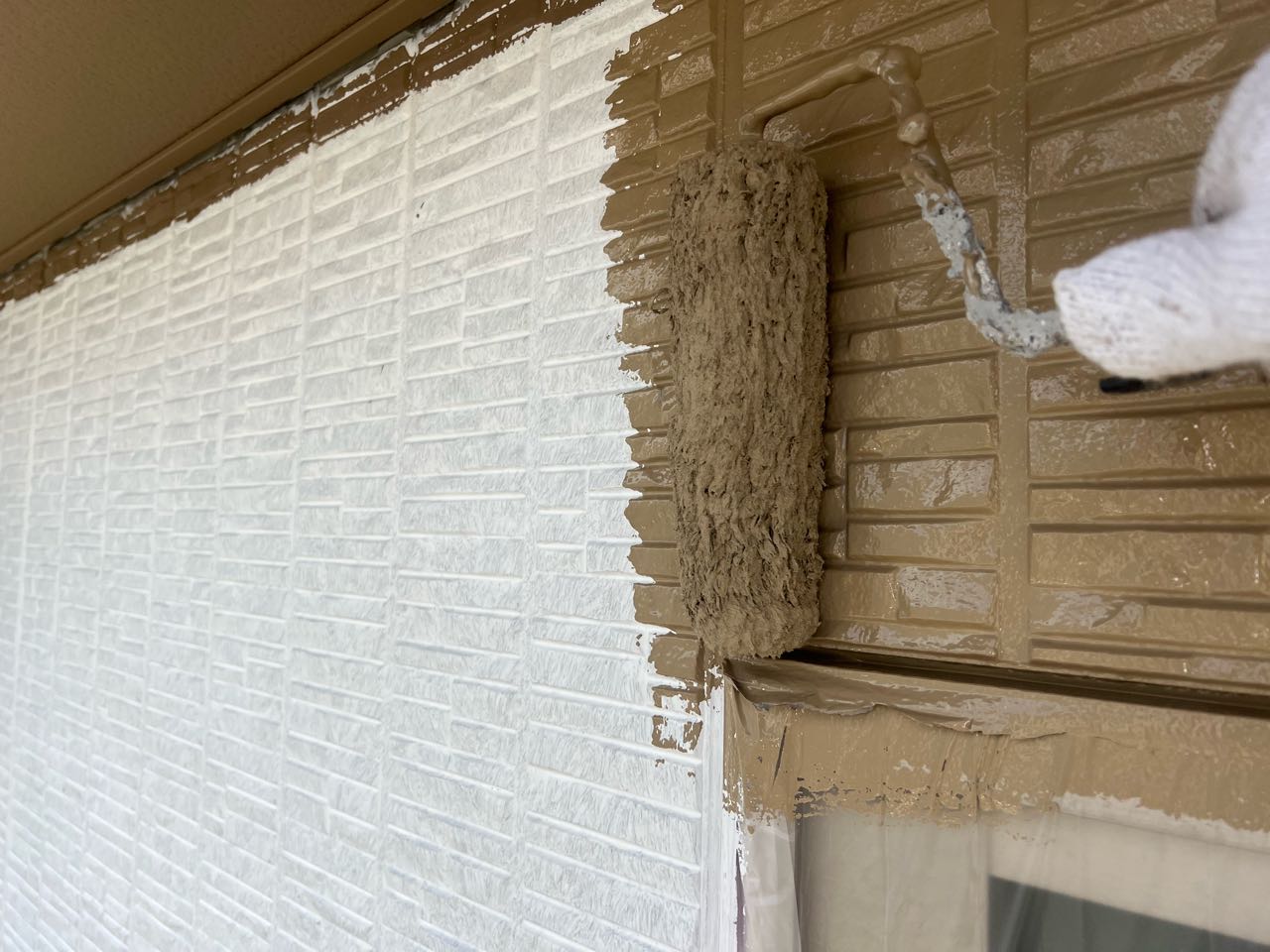 仕上げ塗装1回目です。