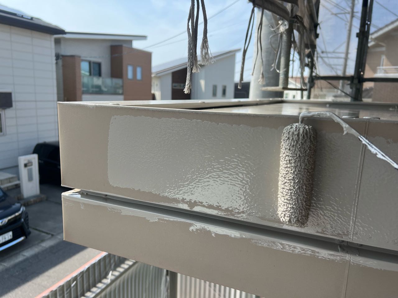 仕上げ塗装1回目です。