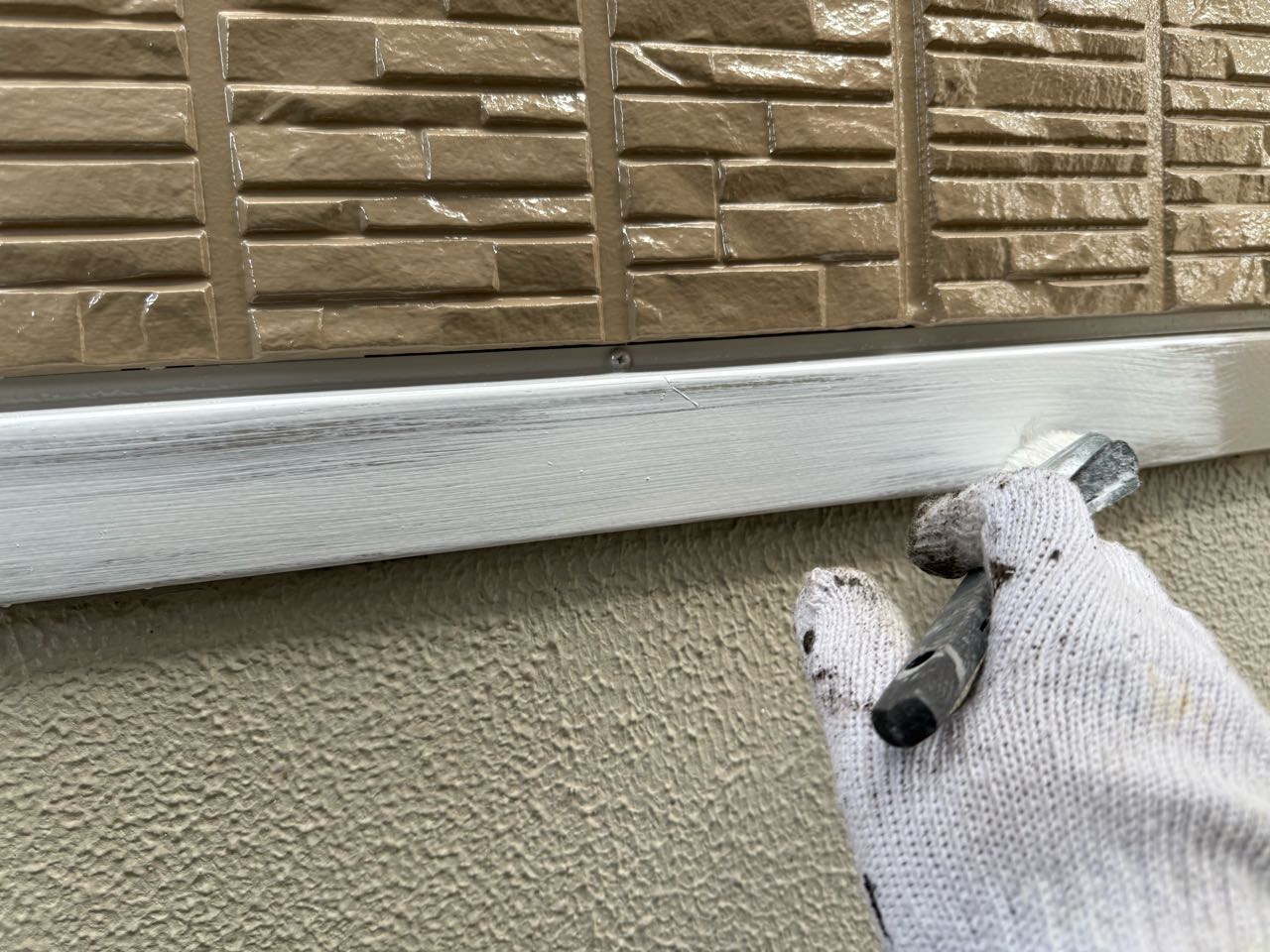 仕上げ塗装1回目です。