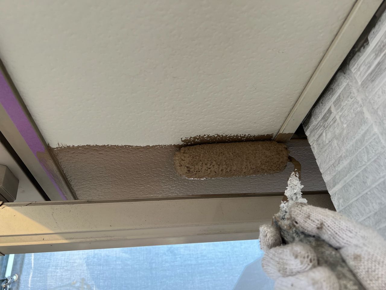 仕上げ塗装1回目です。