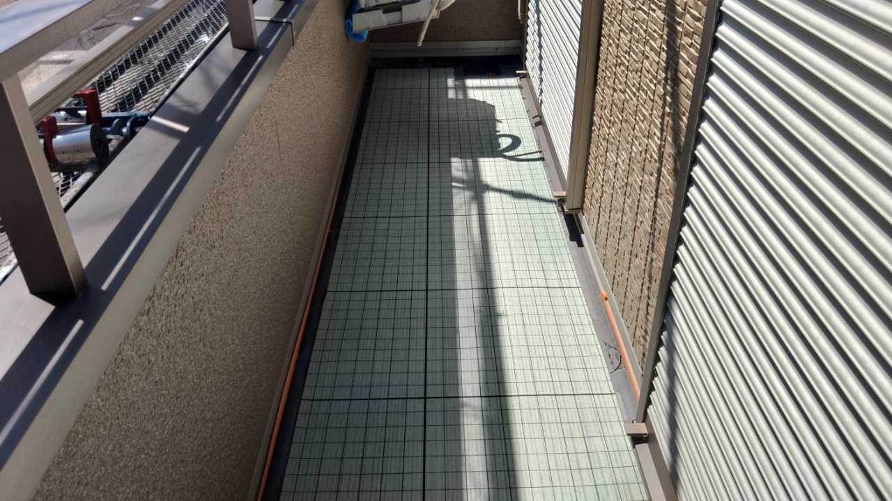 自着シートを張ります。