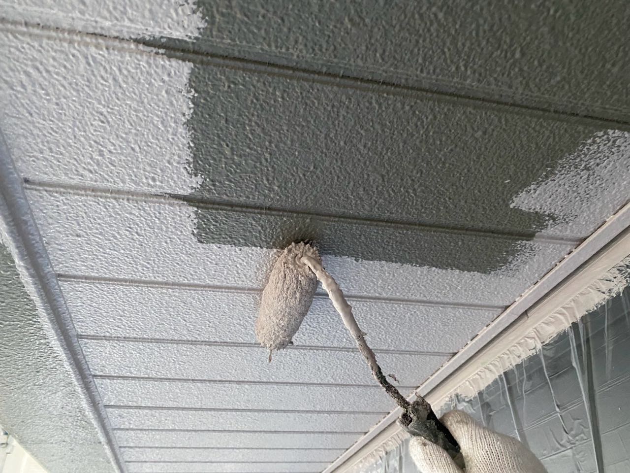仕上げ塗装1回目です。