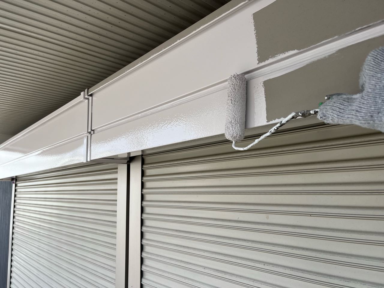 仕上げ塗装1回目です。