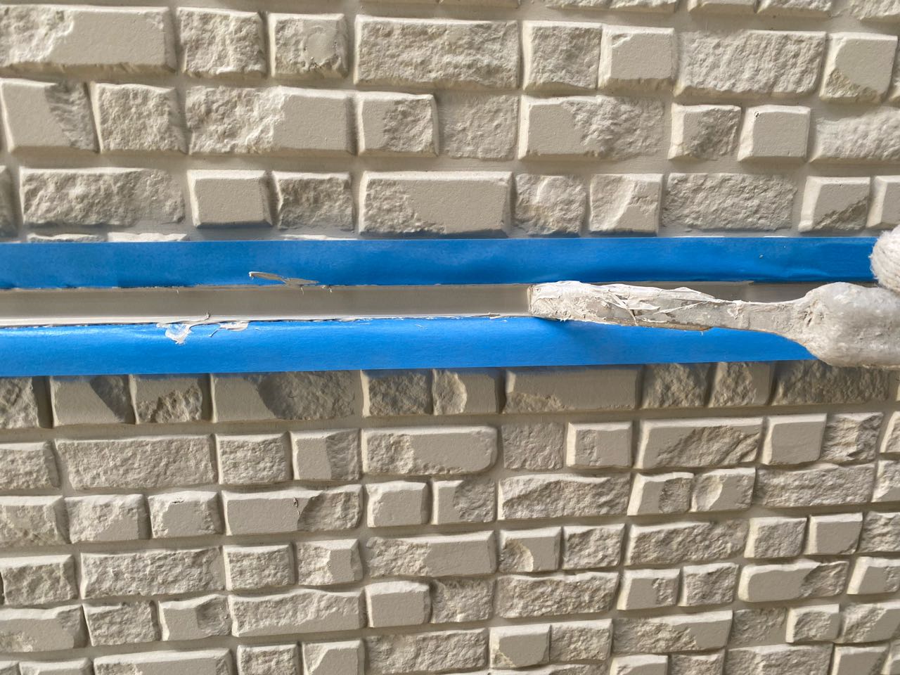 へらで押さえ込みます。