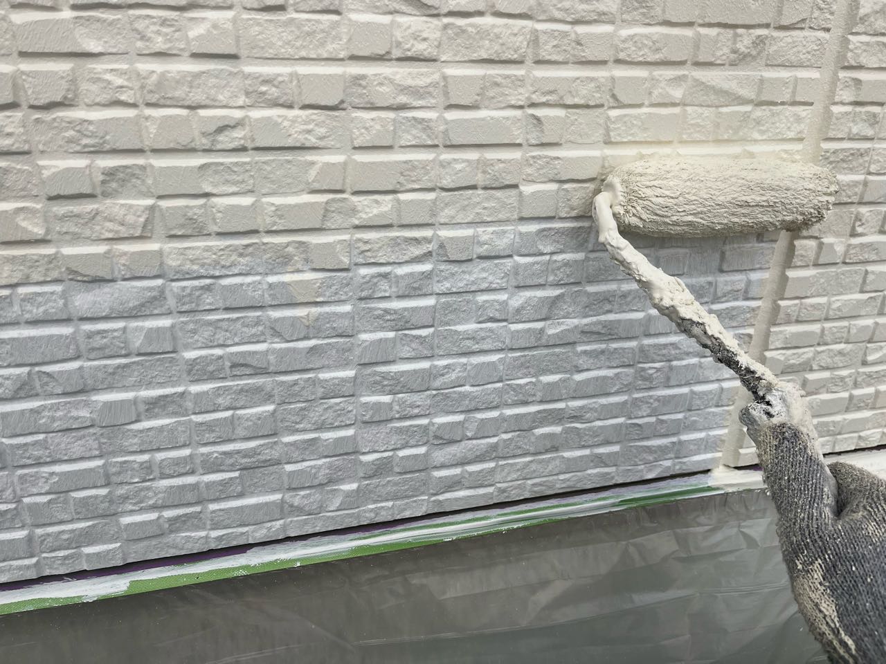 仕上げ塗装1回目です。