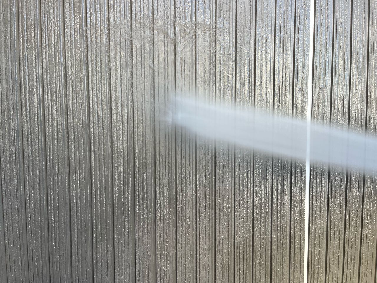 高圧洗浄します。