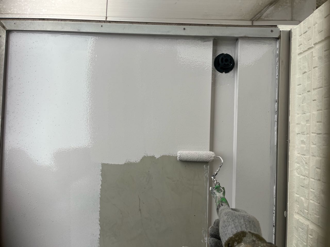 仕上げ塗装1回目です。