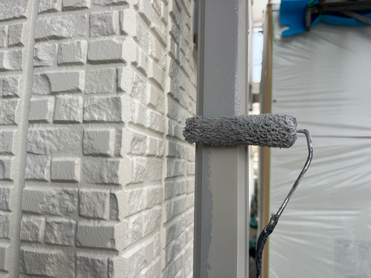 仕上げ塗装1回目です。