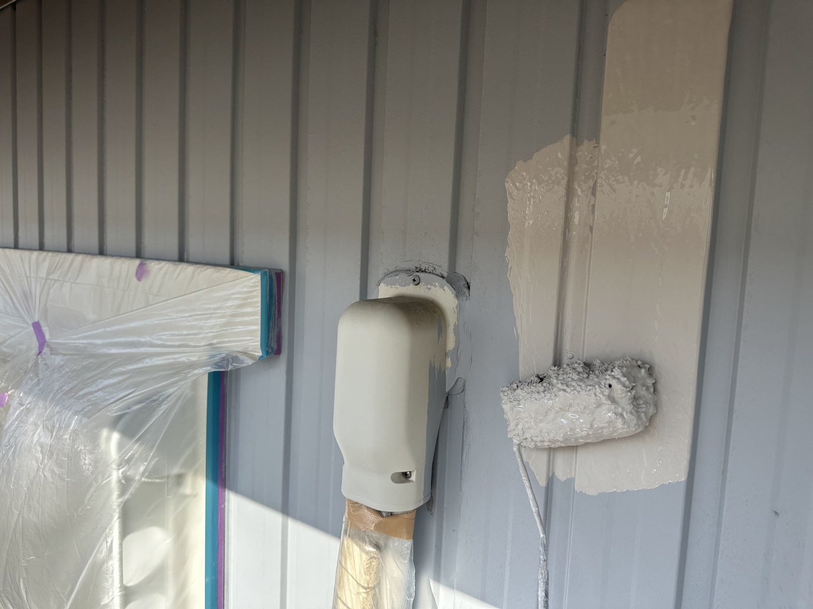 仕上げ塗装1回目です。