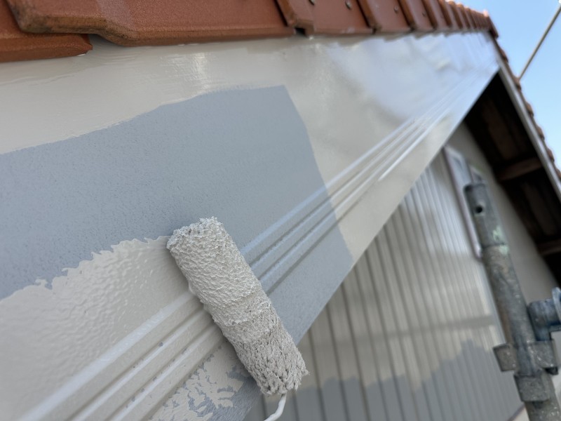 仕上げ塗装1回目です。