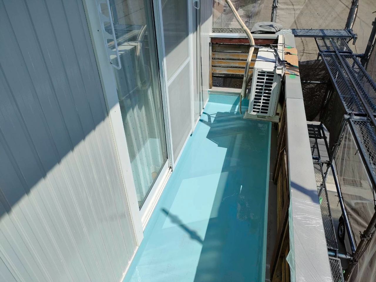 ウレタン防水塗布1回目。