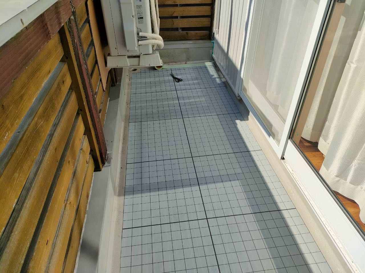 自着シートを張ります。