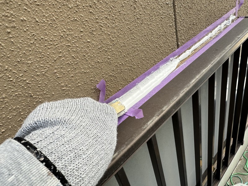 へらで押さえ込みます。