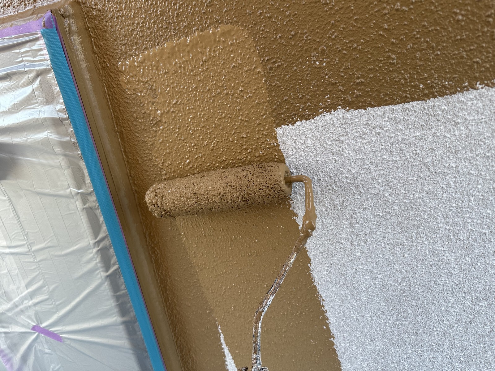 仕上げ塗装1回目です。