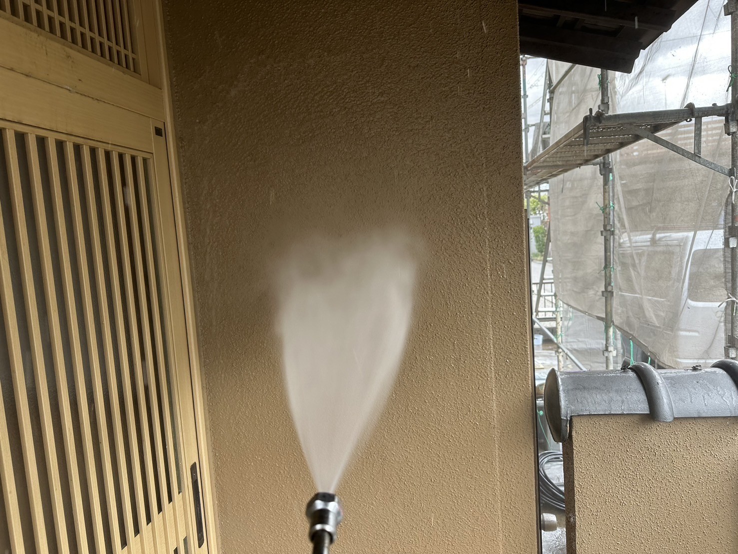 高圧洗浄します。