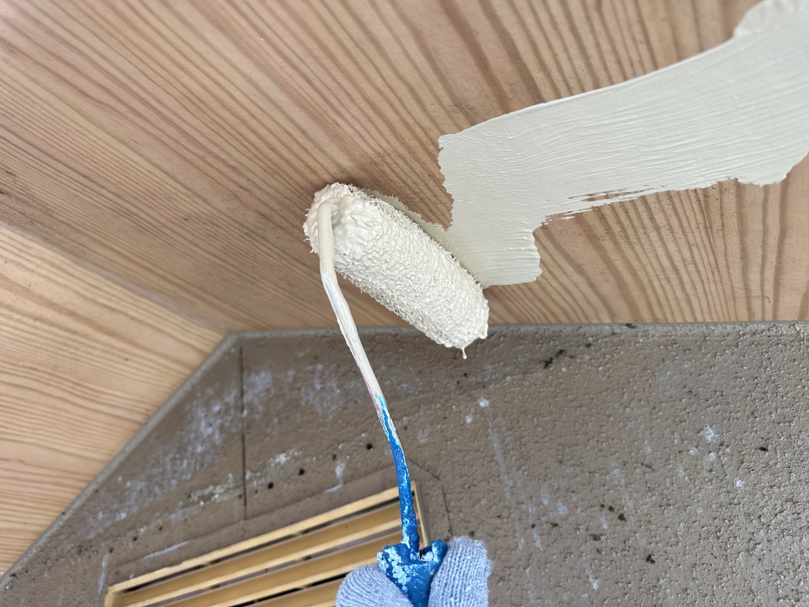 仕上げ塗装1回目です。