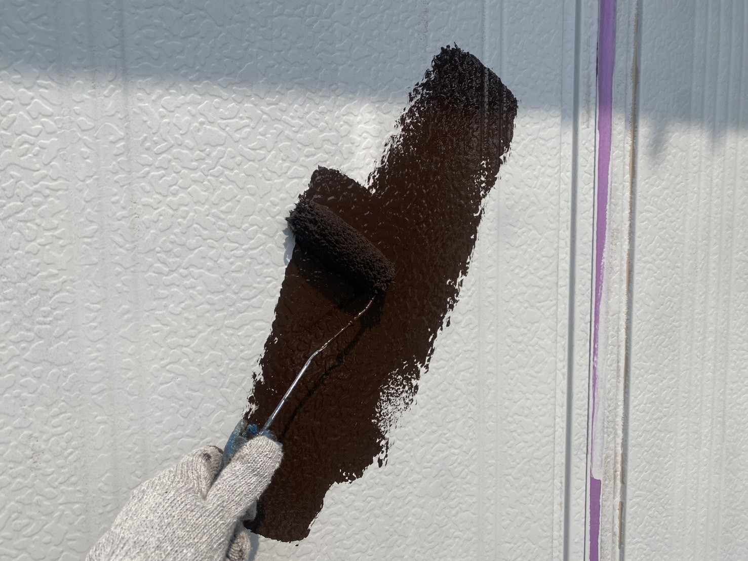 仕上げ塗装1回目です。