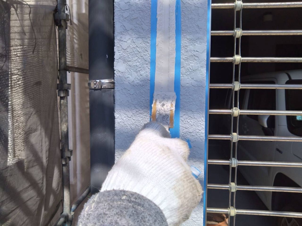 へらで押さえ込みます。