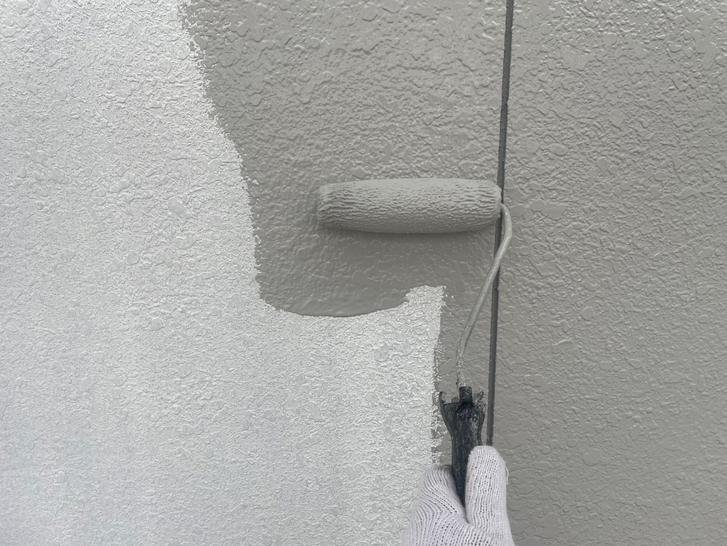 仕上げ塗装1回目です。