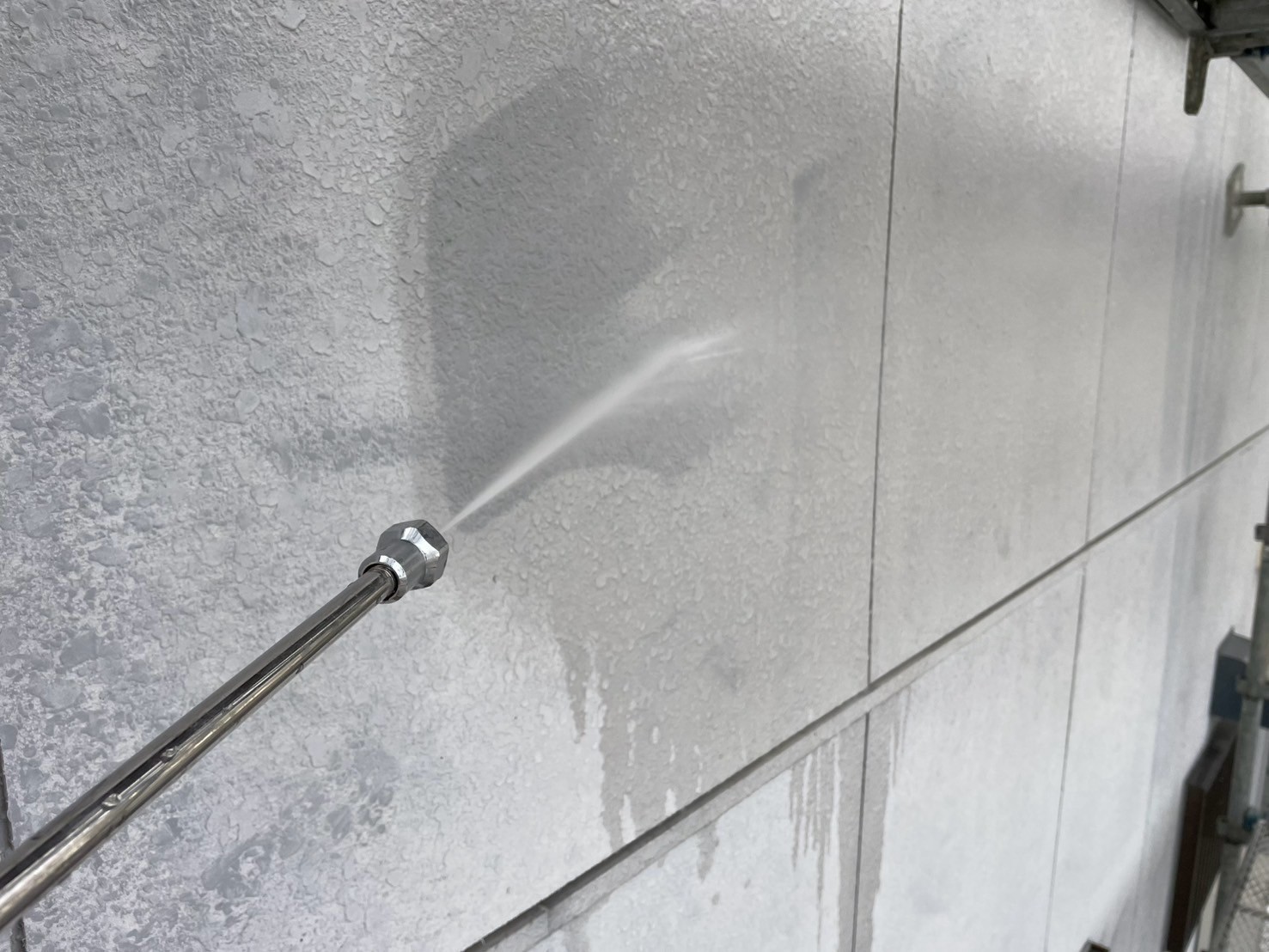 高圧洗浄します。