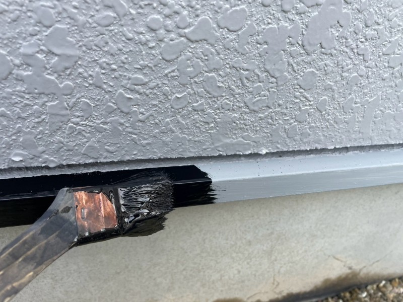 仕上げ塗装1回目です。