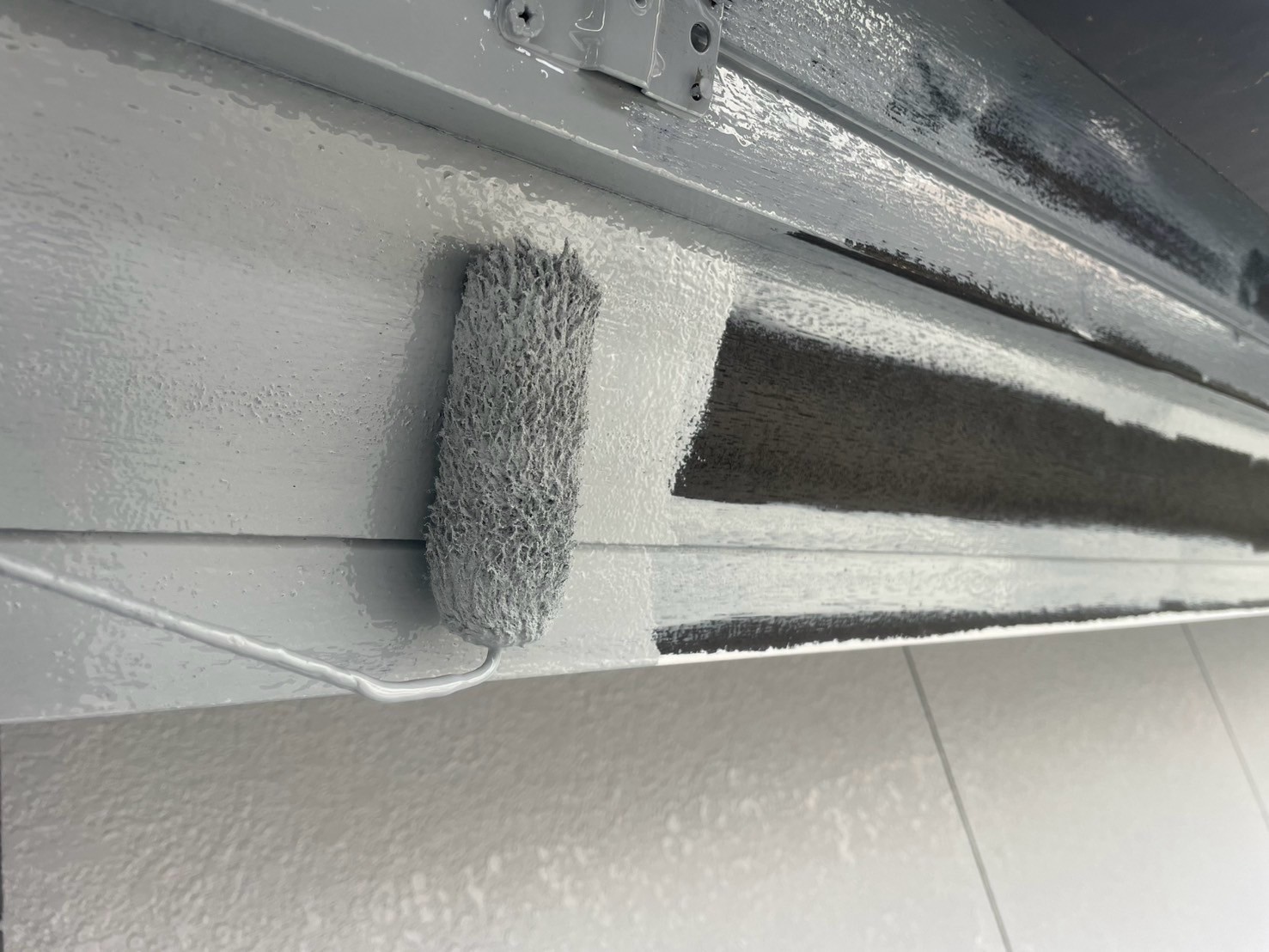 仕上げ塗装1回目です。