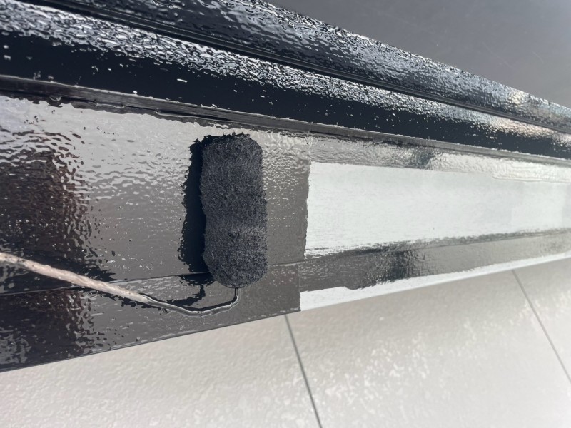 仕上げ塗装1回目です。