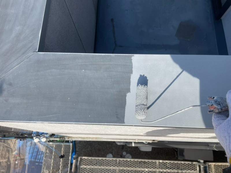 仕上げ塗装1回目です。