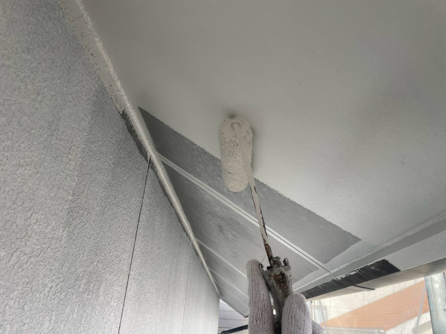 仕上げ塗装1回目です。