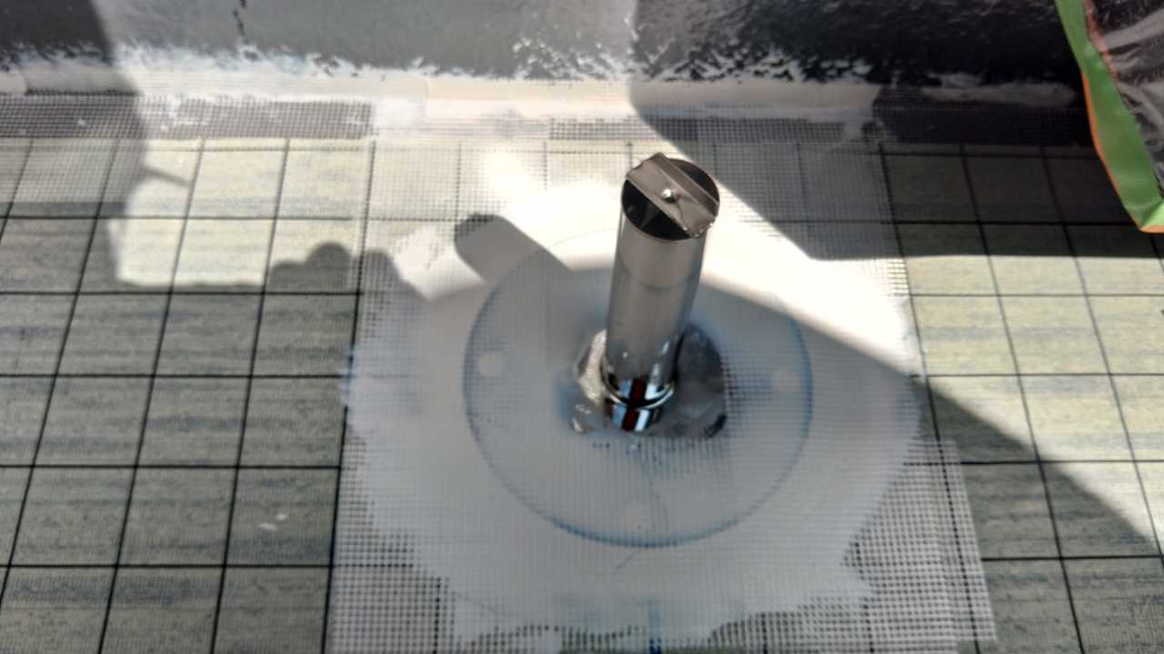 脱気筒を取付けます。