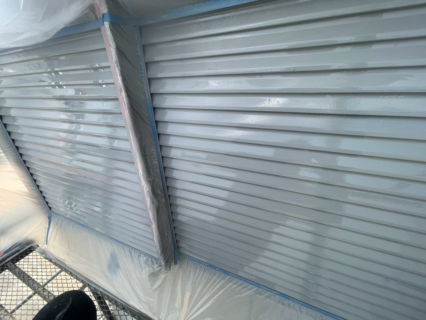 仕上げ塗装1回目です。