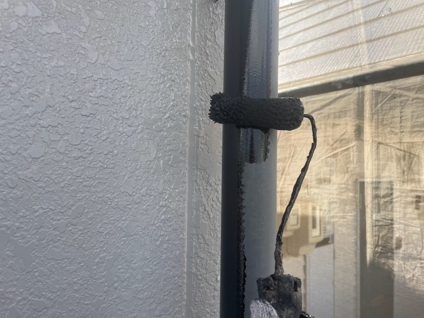 仕上げ塗装1回目です。