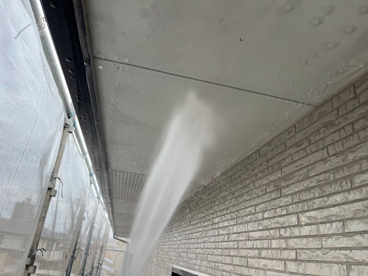 高圧洗浄します。