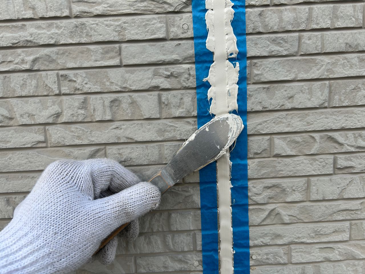 へらで押さえ込みます。