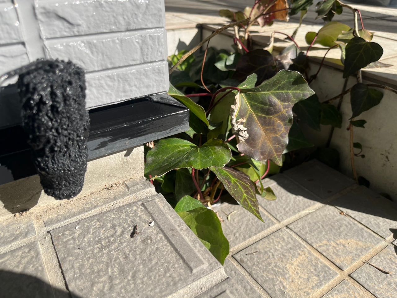 仕上げ塗装1回目です。