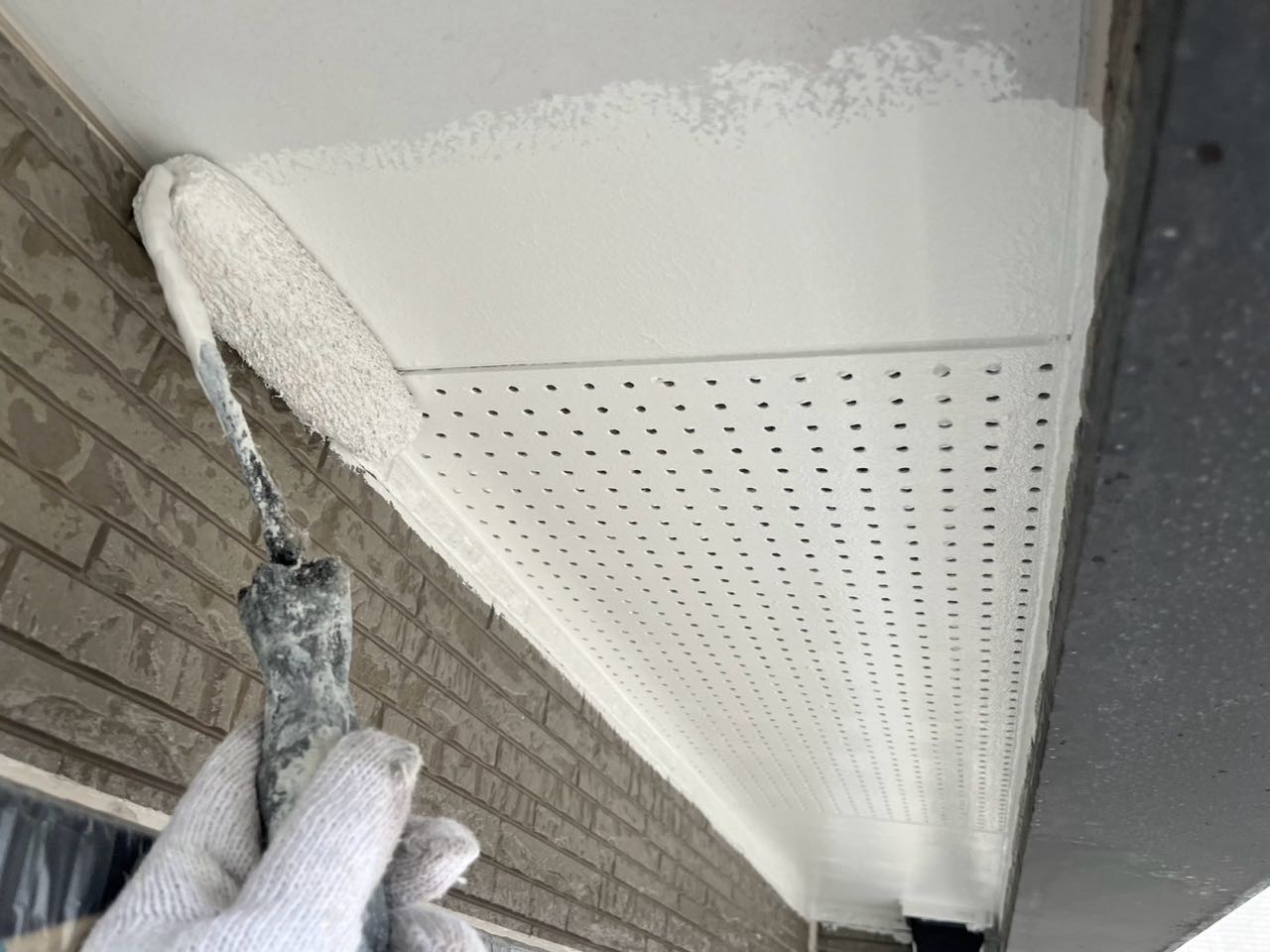 仕上げ塗装1回目です。