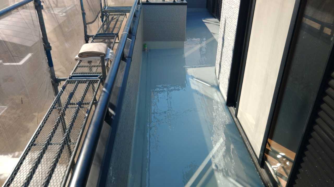 ウレタン防水塗布1回目。