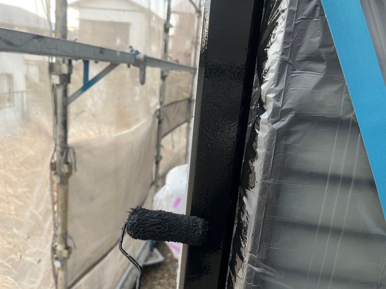 仕上げ塗装1回目です。