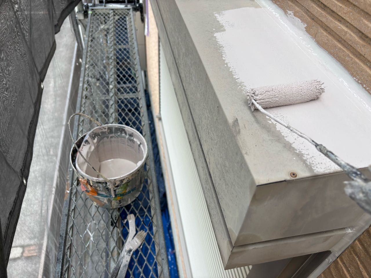 仕上げ塗装1回目です。