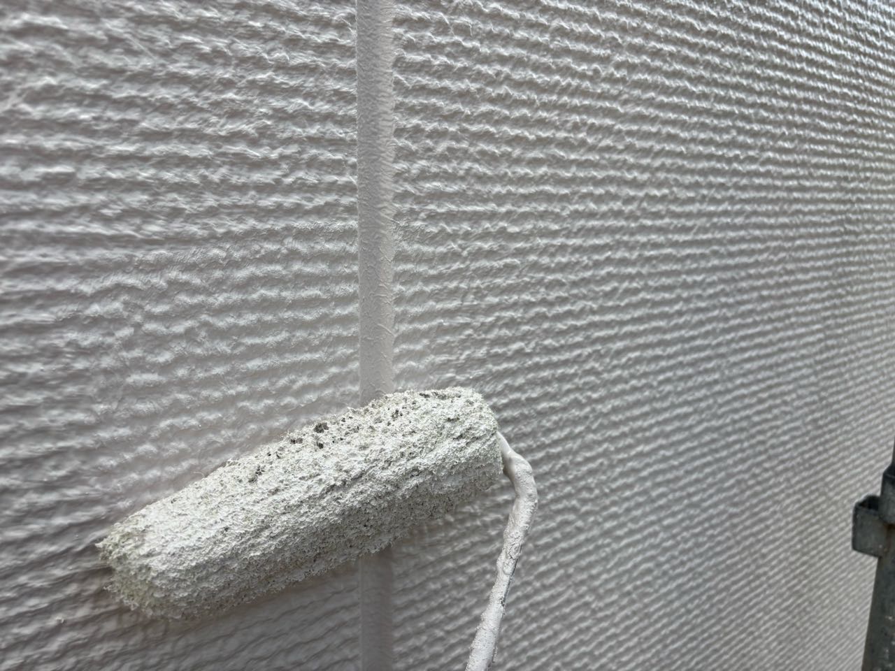 仕上げ塗装1回目です。