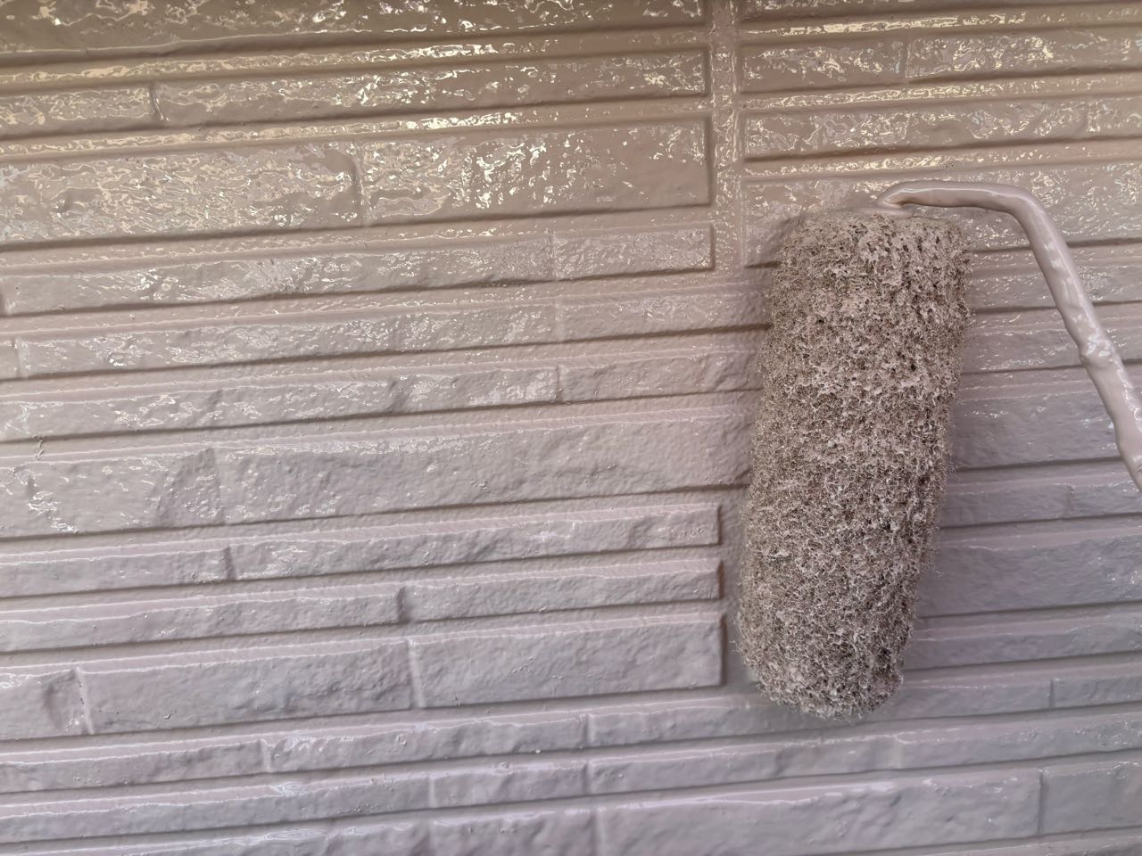 仕上げ塗装1回目です。