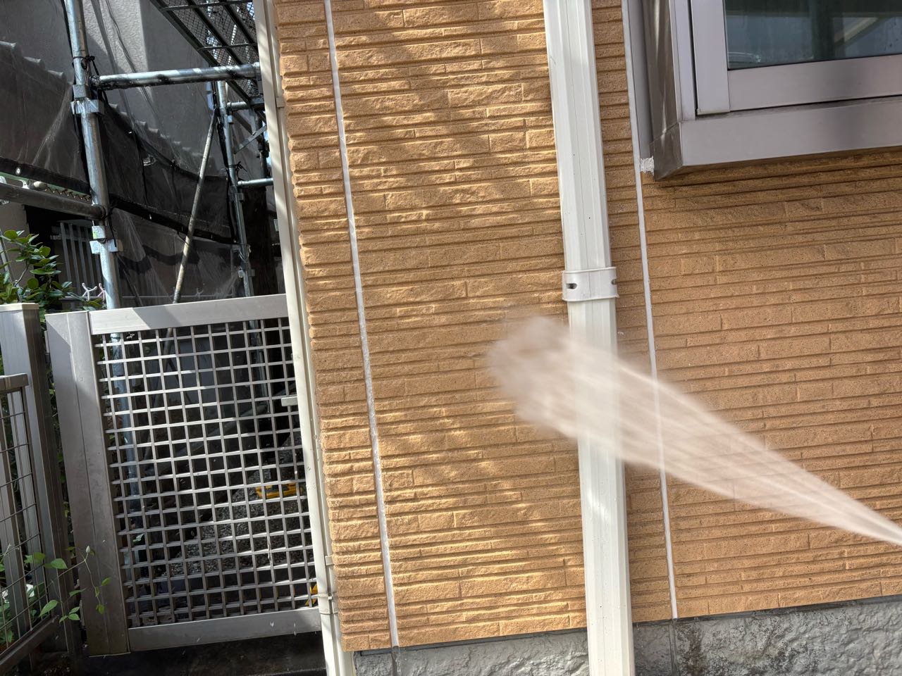 高圧洗浄します。