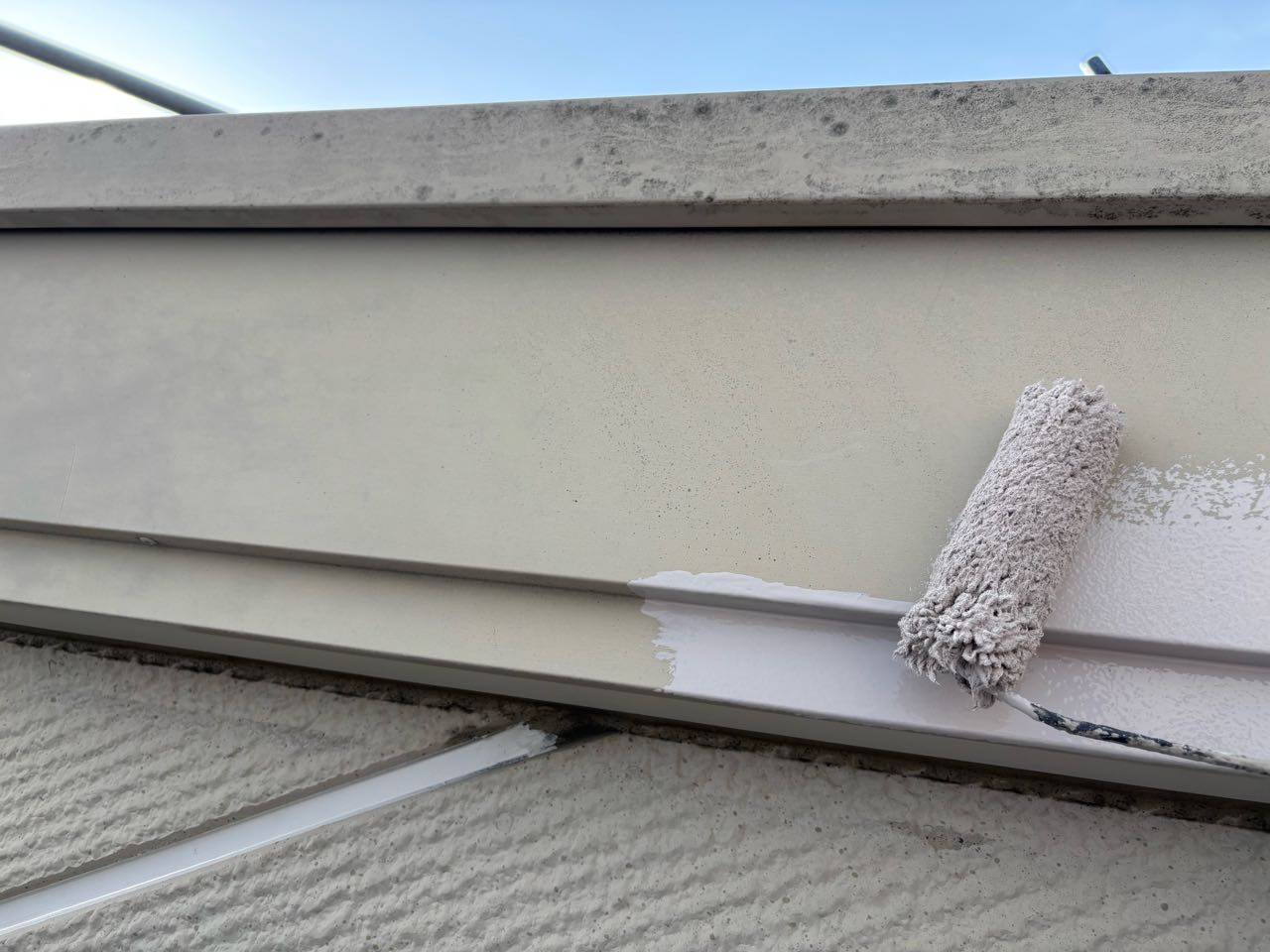 仕上げ塗装1回目です。