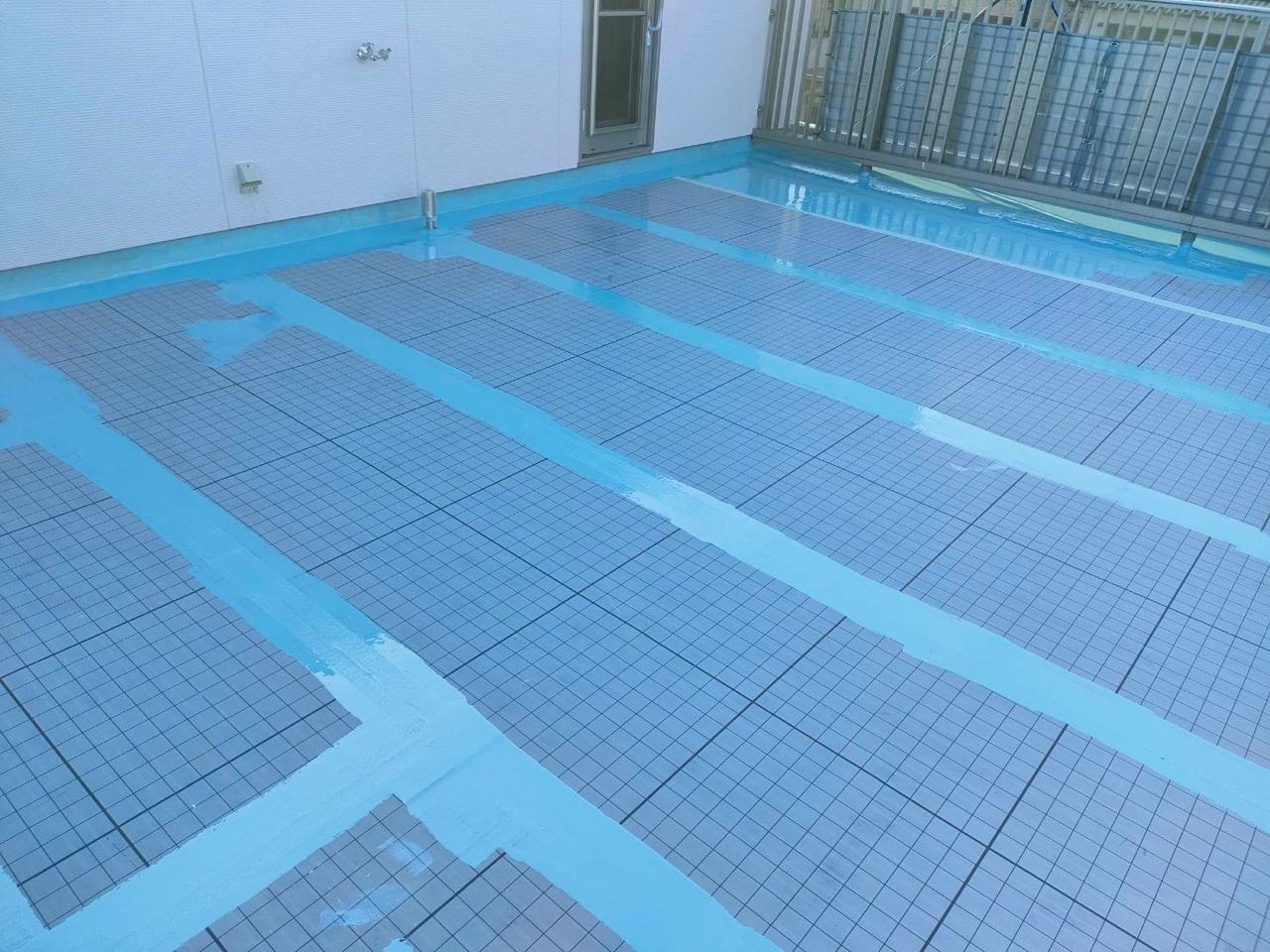 ウレタン防水塗布1回目。